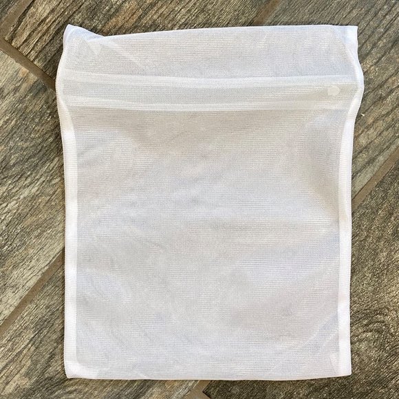 4 White Zippered Mesh Laundry Bags - Picture 2 of 8